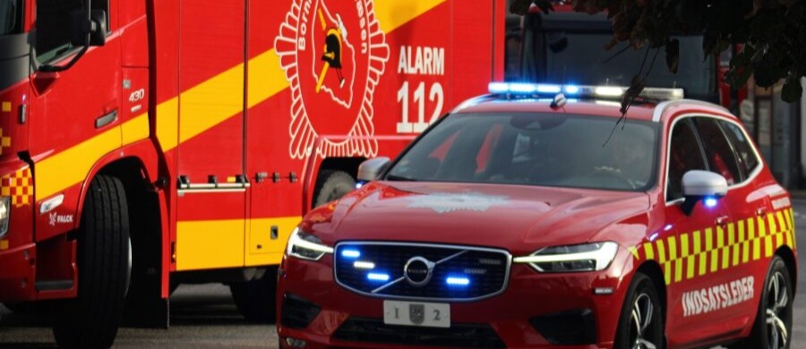 Politi s�ger ukendte helte efter bilbrand