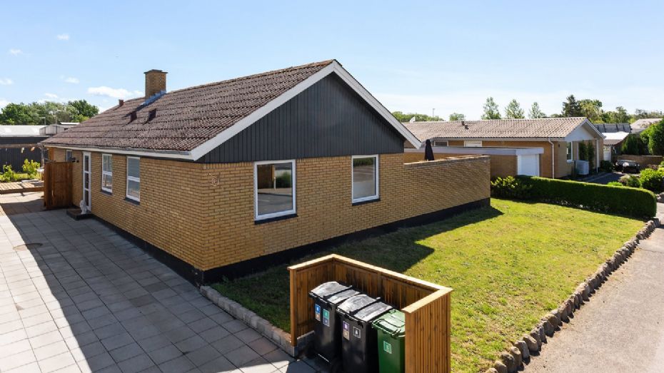 Villa med moderne rammer og dejlig have i R�nne