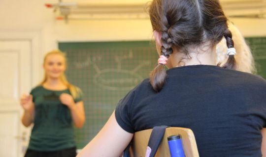 Skole klarer sig fagligt � men k�mper med frav�r