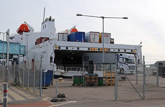 Fredag 5-6-26 - 21:59 Mindre fragt med Bornholmslinjens f�rger
