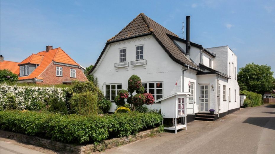 Stor villa i R�nne med fire garager og anneks 