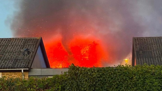 Onsdag 26-8-26 - 22:09 Voldsom brand h�rgede boligomr�de i Nex�
