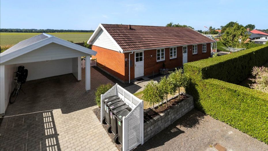 Moderne villa med udsigt til �bne marker