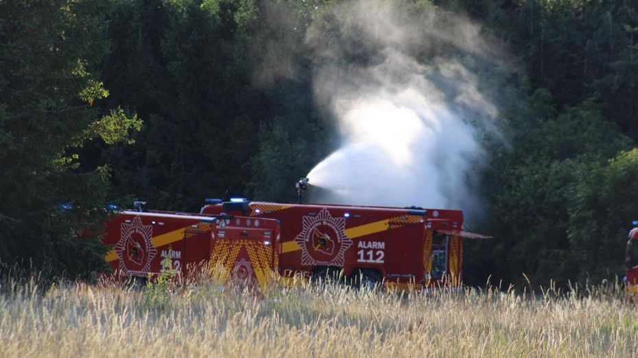 Brandfolk fra to stationer rykkede ud til markbrand