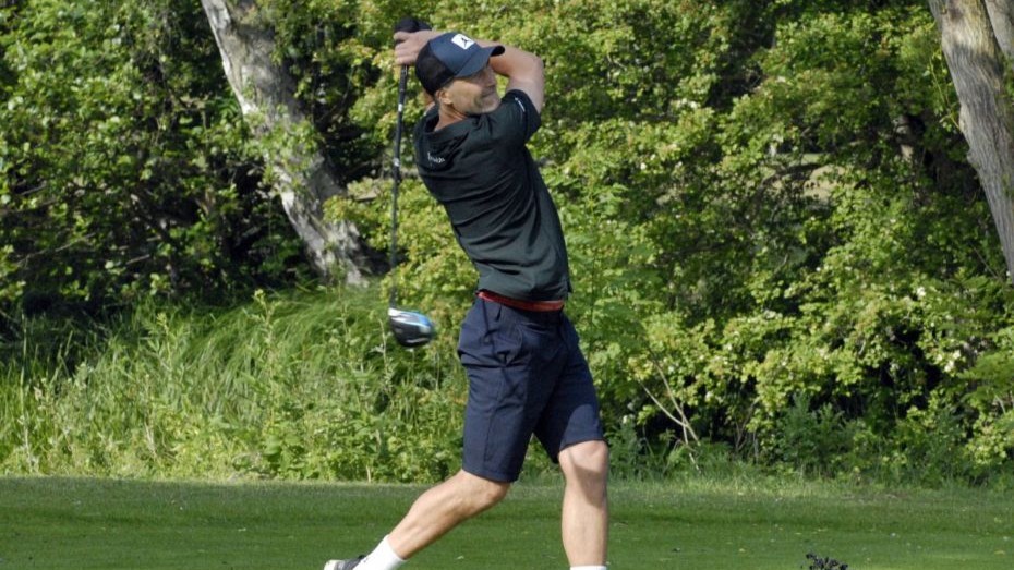To sejre reddede golfherrer fra nedrykning