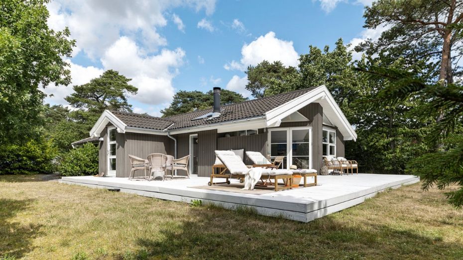Sk�nt og lyst sommerhus n�r Balka Badestrand