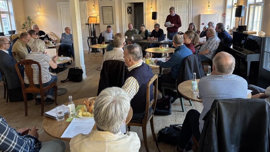 Unge bliver v�k fra teatret