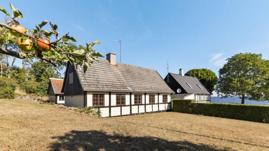 Mulighedsrig ejendom med havudsigt syd for Gudhjem