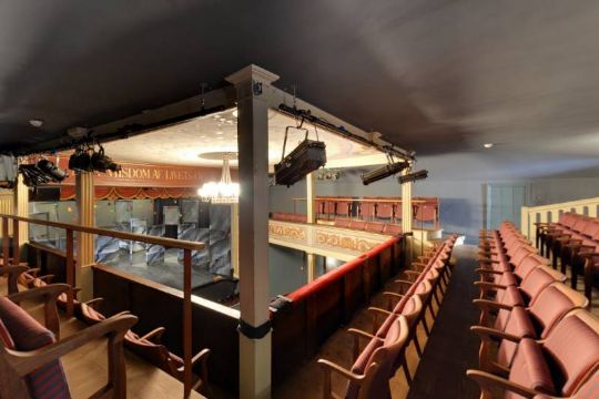 Renoveringen af det gamle teater forts�tter
