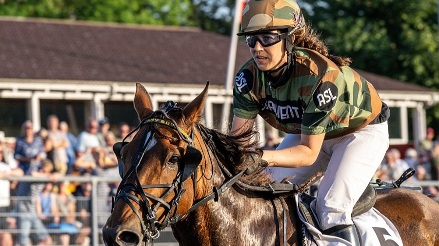 Annika forsvarer f�ringen i rytterserien