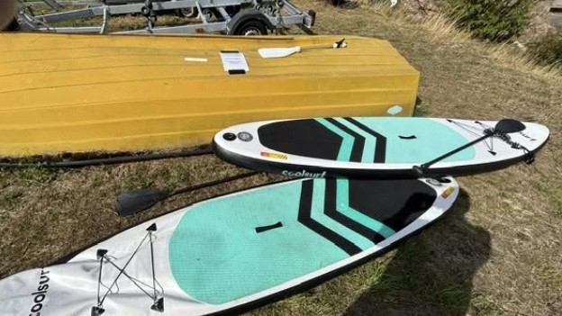 Efterladte paddleboards og jolle i Sandvig Havn
