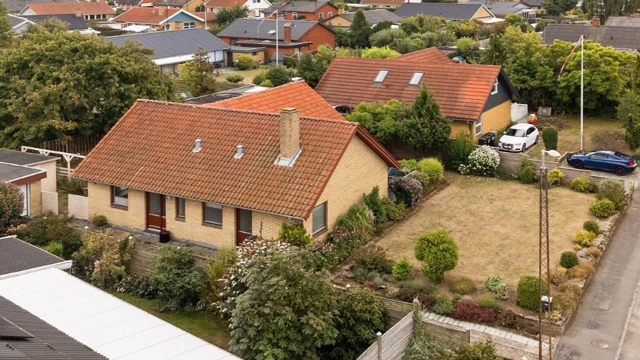Velholdt villa med tre v�relser og garage