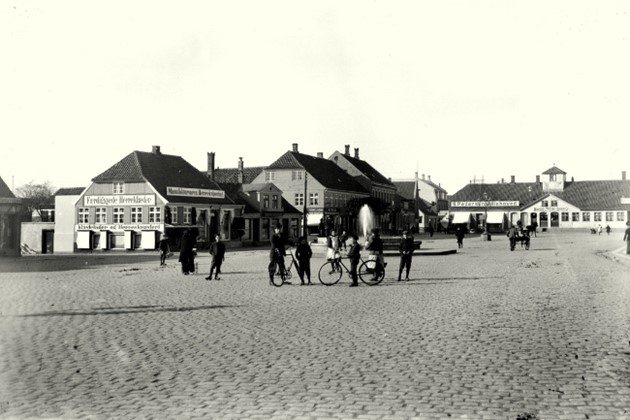 Store Torv er fra en tid med hestevogne og fodg�ngere. Her omkring 1910. Arkivfoto: Bornholms Museum<br>