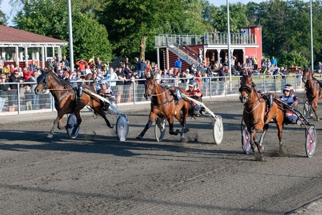 Opl�bet var t�t, men Apollo Damg�rd vandt foran Hazard Sund og Stand And Deliver. Foto: Torben Ager / Travfoto Bornholm<br>