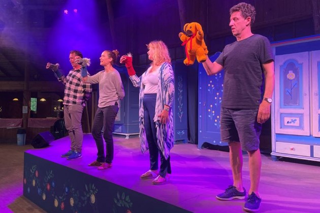 Der er masser af sjove og finurlige sangtekster i revyen. Foto: Bjarne Hansen<br>