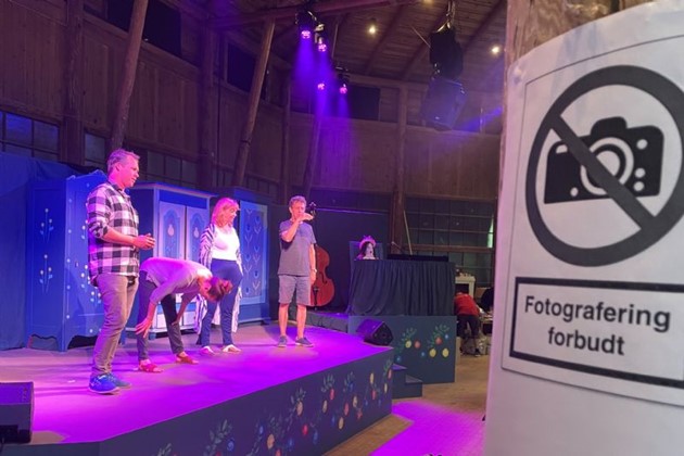 Der er masser af sjove og finurlige sangtekster i revyen. Foto: Bjarne Hansen<br>