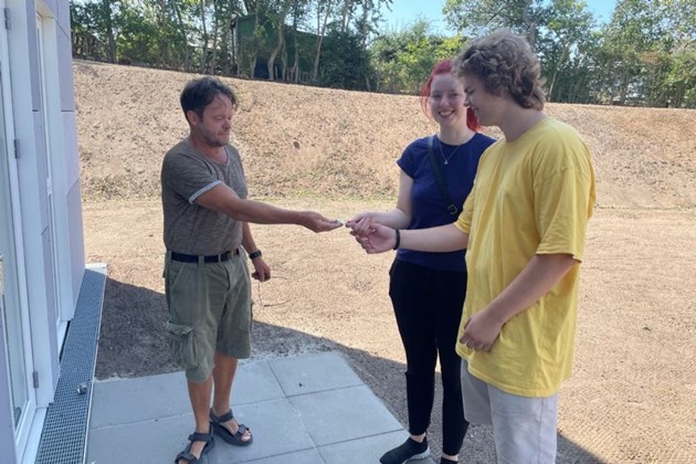 Den f�rste n�gle blev udleveret til et s�skendepar.<br>