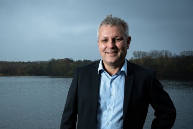 Lars Falk m�tte overtage driften af firmaet, da hans far pludselig d�de i 2001.<br>