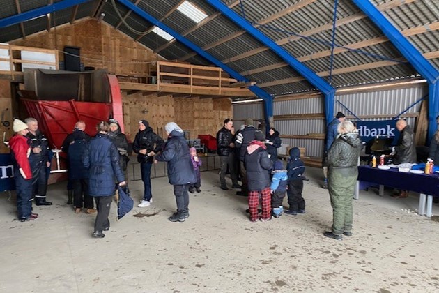 Kunderne fandt selv deres juletr�er.<br>...og nogle var store, andre sm�.<br>Efter det h�rde arbejde var der varmt at drikke, serveret af bankens personale.<br>